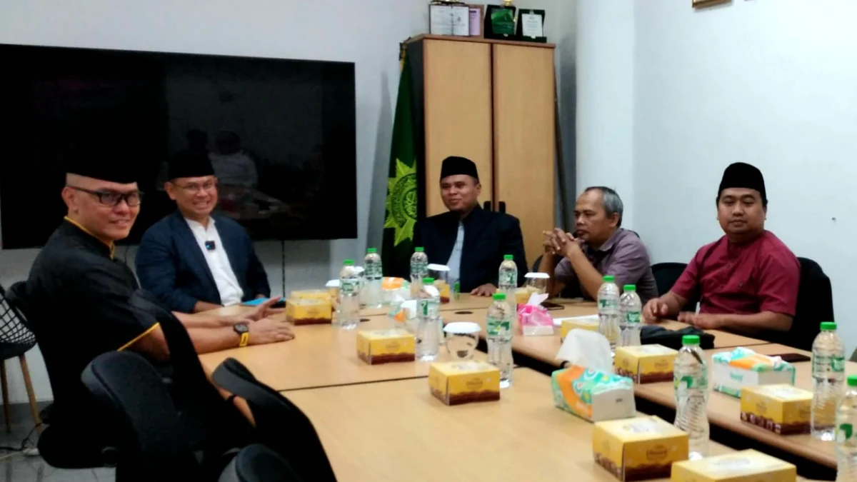 Silaturahmi Ke PD Persis Kota Bandung, Arfi Diminta Berantas Peredaran Minuman Beralkohol Calon Wali Kota Bandung Arfi Rafnialdi saat silatirahmi ke PD Persis Kota Bandung, Selasa (1/10)