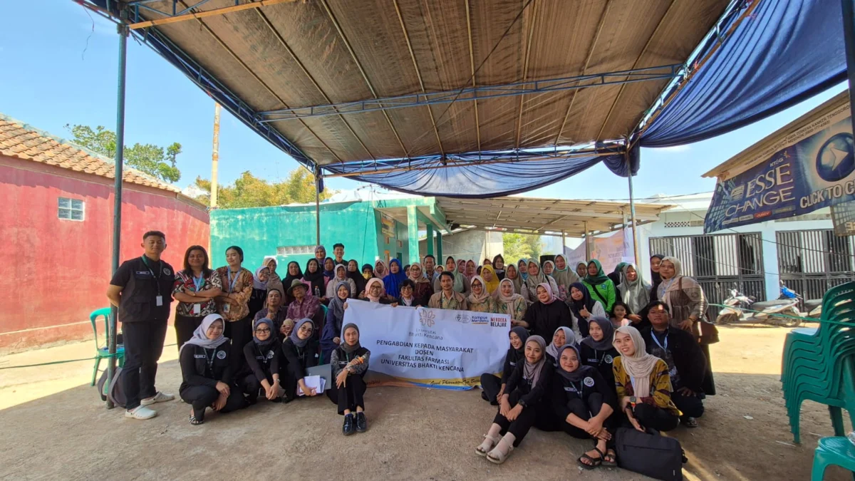 PENGMAS Dosen Universitas Bhakti Kencana: Meningkatkan Kesehatan Melalui Pemanfaatan Bahan Alam di Desa Mandalahaji Bandung Foto bersama mitra dari Puskesmas Panca beserta masyarakat (Foto: Dosen & Mahasiswa Universitas Bhakti Kencana Kelompok 28)