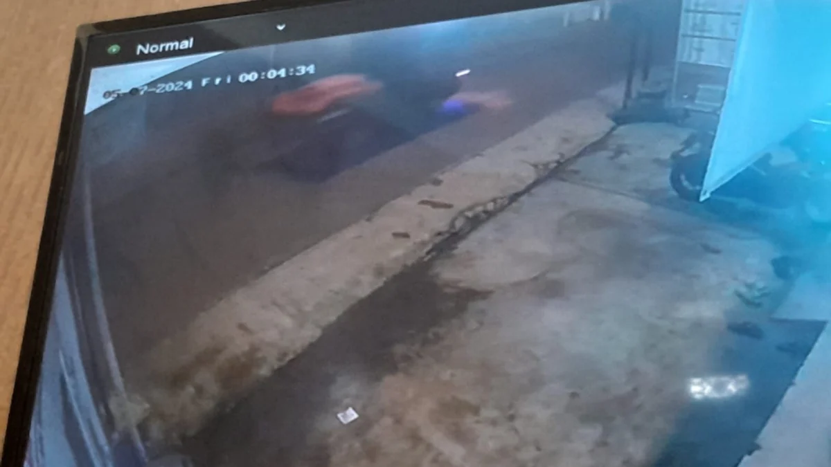 Pencuri Mobil dan 15 di TV di Bandung Barat Masih Buron, Padahal Terekam CCTV Rekaman CCTV memperlihatkan maling berhasil membawa sebuah mobil pick up warna hitam dengan terpal oren/Istimewa/