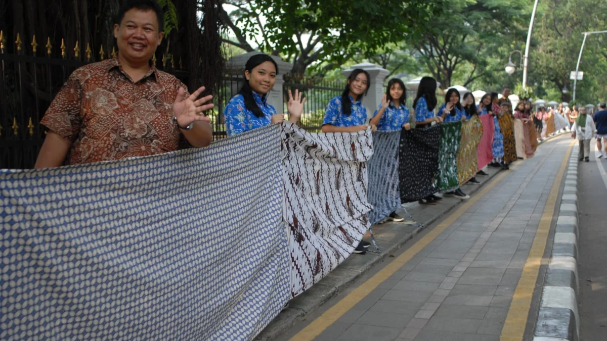 Pedestrian Kebun Raya Bogor Dibentangkan Kain Batik, Kota Bogor Pecahkan Rekor ORI Ratusan masyarakat saat mengikuti Bogor Batik Festival ke-15 di Pedestrian Kebun Raya Bogor, Rabu (2/9). (Yudha Prananda / Jabar Ekspres)