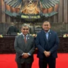 Ahmad Muzani (kiri) saat berfoto bersama Andre Rosiade dalam Sidang Paripurna, Rabu (2/10/2024). (Instagram/ahmadmuzani2)