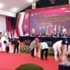 Dok. 4 Paslon Gubernur Jabar saat dapatkan nomor urut. Foto. Sandi Nugraha.