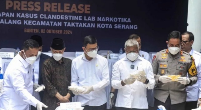 BNN Ungkap Tersangka Pemilik Pabrik Narkoba di Serang Ternyata Satu Keluarga Kepala Badan Narkotika Nasional (BNN) RI Irjen Pol Kepala BNN RI Irjen Pol Marthinus Hukom (kedua kanan). (foto/ANTARA)