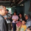 Arfi saat berdialog dengan warga Sukahaji, Kamis (3/10).