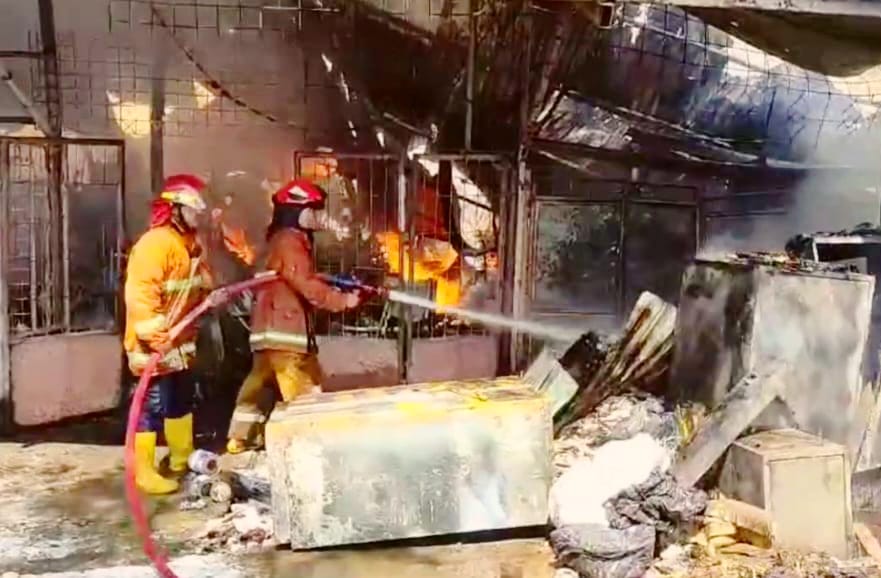 Empat Bangunan di Bogor Ludes Terbakar, Kerugian Capai Ratusan Juta Tim Damkar Kota Bogor saat melakukan pemadam kobaran api di lokasi kejadian, Jalan R3, Katulampa, Bogor Timur, Jumat (4/10). (Yudha Prananda / Tangkapan Layar)