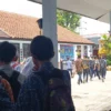 Sejumlah siswa dan siswi SMPN 60 Kota Bandung usai menjalani jam pelajaran, pada Jumat (4/10). (Nizar/Jabar Ekspres)