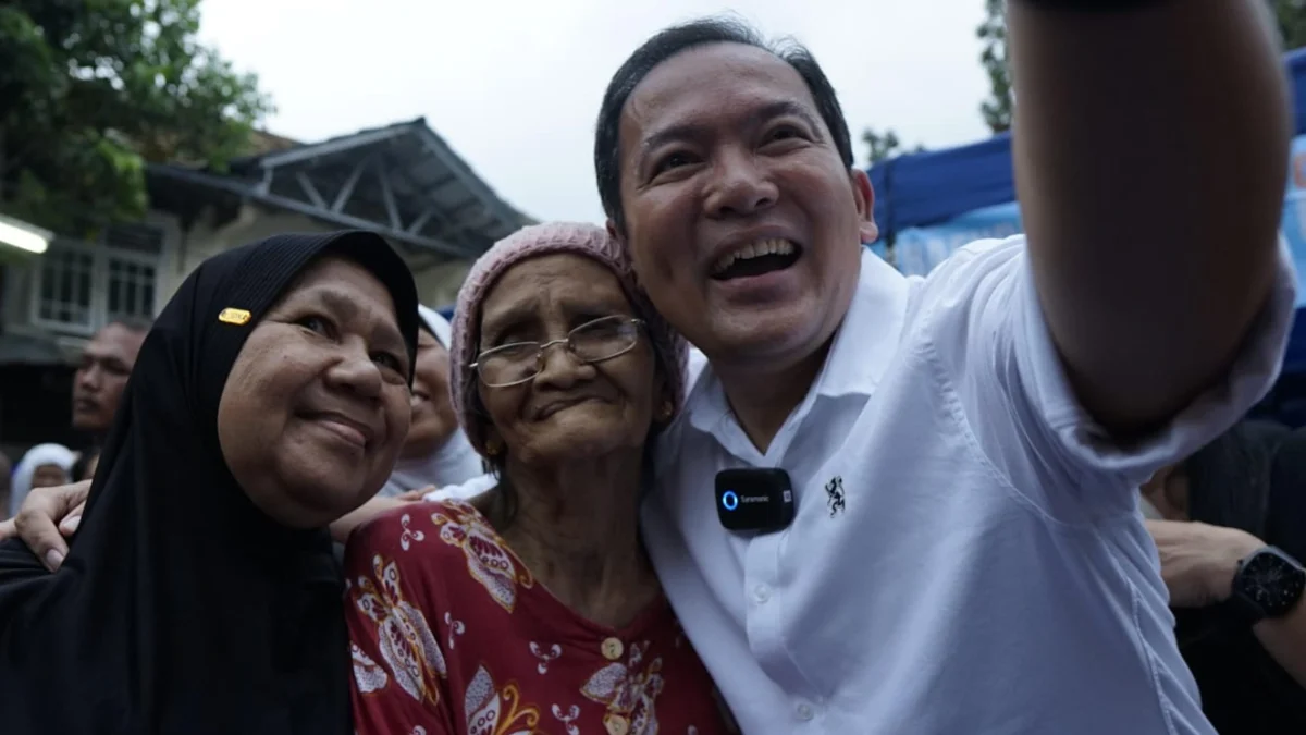 Dokter Rayendra Bawa Kabar Baik, Siap-siap Warga Kota Bogor Mudah Kaya Calon Wali Kota Bogor, Dokter Reyendra alias Raendi Rayendra saat berswafoto bersama warga. (Foto: Istimewa)