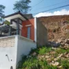Kondisi Rumah di Bukit Cibogo Living (BCL), RT 04 RW 17, Kelurahan Leuwigajah, Kecamatan Cimahi Selatan usai Terkena Ambruknya Benteng Perumahan Mandalika. Senin (7/10/2024) pagi. (Mong / Jabar Ekspres)