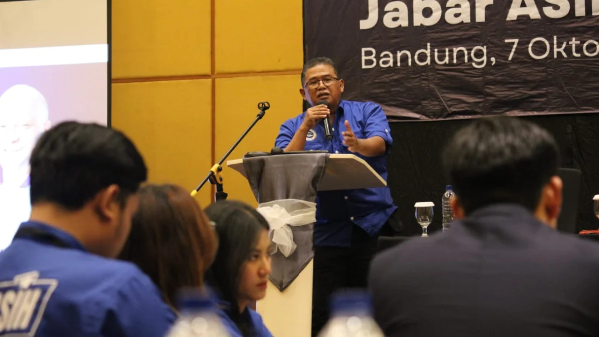 Makin Lengkap, Asih Kukuhkan Tim Hukum dan Advokasi Ketua Tim Hukum dan Advokasi Jabar Asih, Sadar Muslihat saat pengukuhan anggota, Senin (7/10).