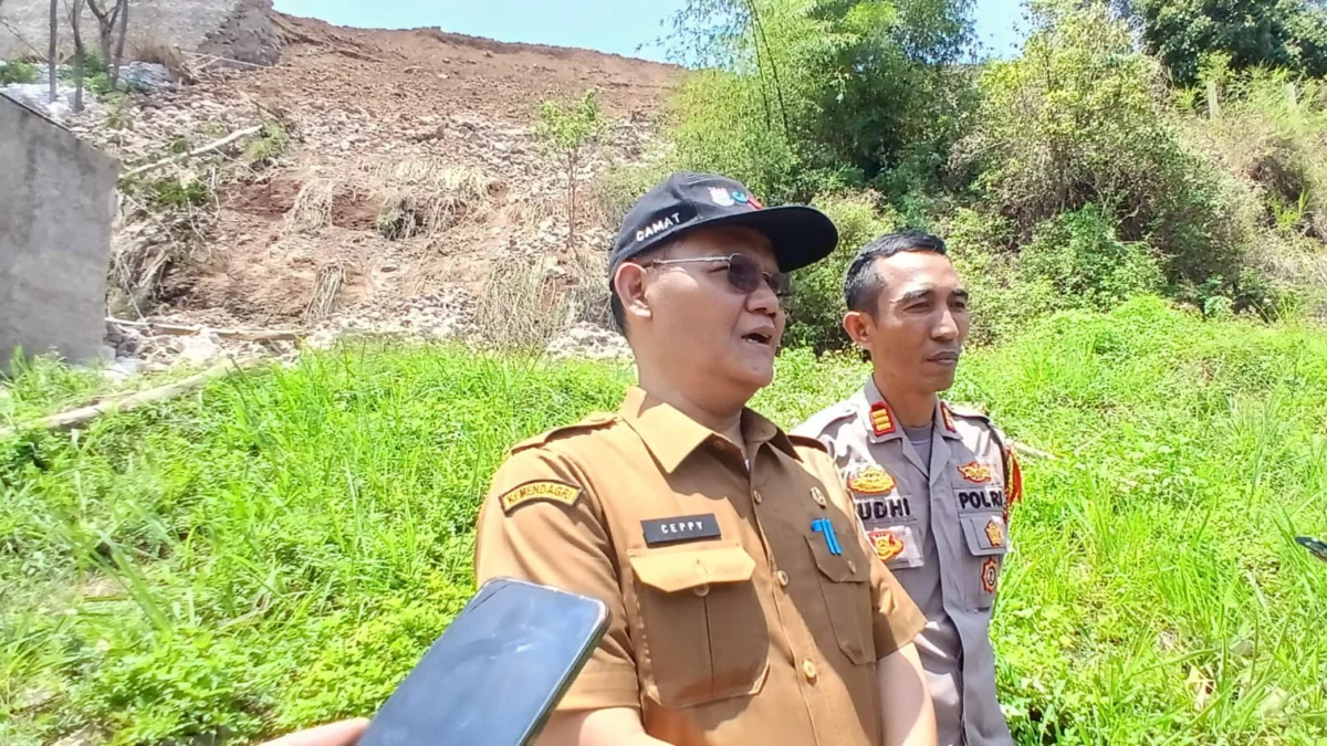 Camat Cimahi Selatan, Cepi Rustiawan bersama Kapolsek Cimahi Selatan, AKP Yudhi Hariyanto saat Meninjau Lokasi Longsor (Mong)