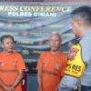 Kapolres Cimahi, AKBP Tri Suhartanto saat menggelar press conference kedua pelaku pemerkosaan terhadap anak dibawah umur di Bandung Barat. Senin (7/10). Dok istimewa