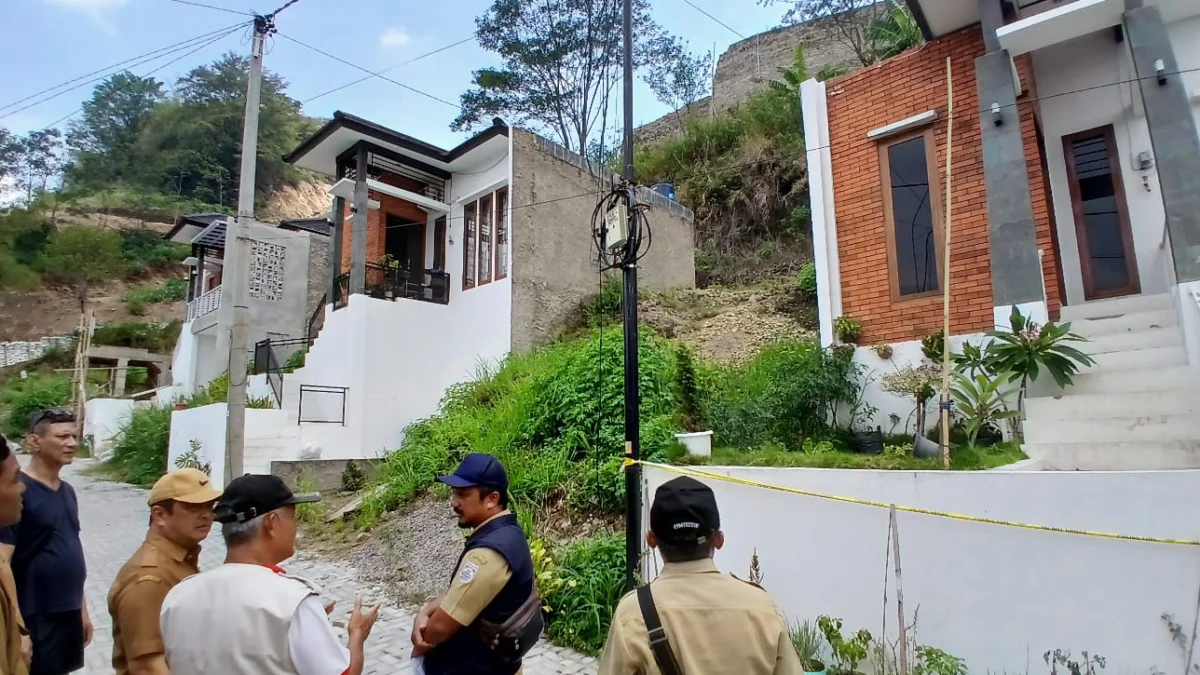 Pembangunan Perumahan Mandalika Diduga Tak Memiliki Perizinan Resmi Perumahan Bukit Cibogo Living yang Terkena Imbas Anbruknya Benteng Perumqhan Mandalika (mong)