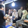 Pj Wali Kota Banjar Ida Wahida Hidayati (kanan) melihat salah satu stand UMK di area Citanduy Culinary Night (CCN) yang diadakan di Taman Pusdai Kota Banjar tiap Sabtu malam. (Cecep Herdi/Jabar Ekspres)