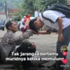 Ist. Tangkap layar unggahan video Alvi Noviardi salah seorang guru honorer MTS swasta di Sukabumi yang menyambi sebagai pemulung.