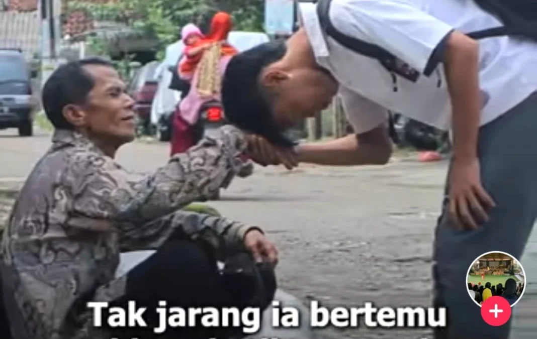 Viral, Guru Honorer MTs di Sukabumi jadi Pemulung usai Mengajar, Begini Penjelasan Kemenag Ist. Tangkap layar unggahan video Alvi Noviardi salah seorang guru honorer MTS swasta di Sukabumi yang menyambi sebagai pemulung.