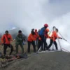 Tim SAR gabungan saat melakukan pencarian terhadap pendaki asal Jakarta yang hilang di Gunung Rinjani, Lombok. (foto/ANTARA)