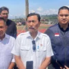 Ketua Umum Pengurus Besar Persatuan Atletik Seluruh Indonesia (PB PASI) yang juga Menteri Koordinator Bidang Kemaritiman dan Investasi (Menko Marves), Luhut Binsar Pandjaitan, meresmikan pusat pelatihan atletik baru di Desa Banjarsari, Kecamatan Pangalengan, Kabupaten Bandung, Kamis (10/10/2024). Foto Agi Jabar Ekspres
