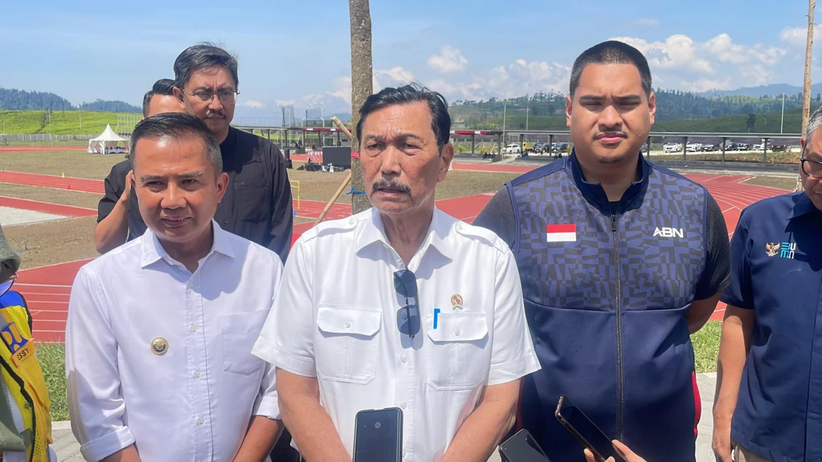 Luhut Resmikan Pusat Pelatihan Atletik di Pangalengan Bandung, Fokus Ciptakan Atlet Kelas Dunia Ketua Umum Pengurus Besar Persatuan Atletik Seluruh Indonesia (PB PASI) yang juga Menteri Koordinator Bidang Kemaritiman dan Investasi (Menko Marves), Luhut Binsar Pandjaitan, meresmikan pusat pelatihan atletik baru di Desa Banjarsari, Kecamatan Pangalengan, Kabupaten Bandung, Kamis (10/10/2024). Foto Agi Jabar Ekspres