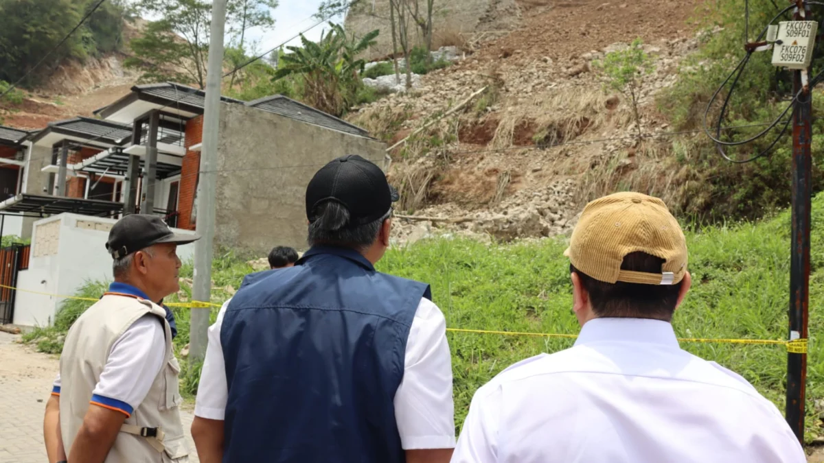 Pj Wali Kota Cimahi Tinjau Lokasi Longsor Cibogo dan Perintahkan Penghentian Proyek Pj Wali Kota Cimahi, Dicky Saromi saat Meninjau Lokasi Longsor di Bukit Cibogo Living, Perintahkan Penghentian Proyek Perumahan Mandalika (mong)