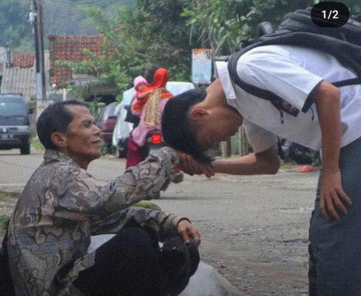Viral Guru Honorer di Sukabumi Nyambi Jadi Pemulung, Begini Tanggapan Pemprov Jabar Viral guru honorer nyambi jadi pemulung selepas mengajar. (foto/ Instagram @kulturdomestik)