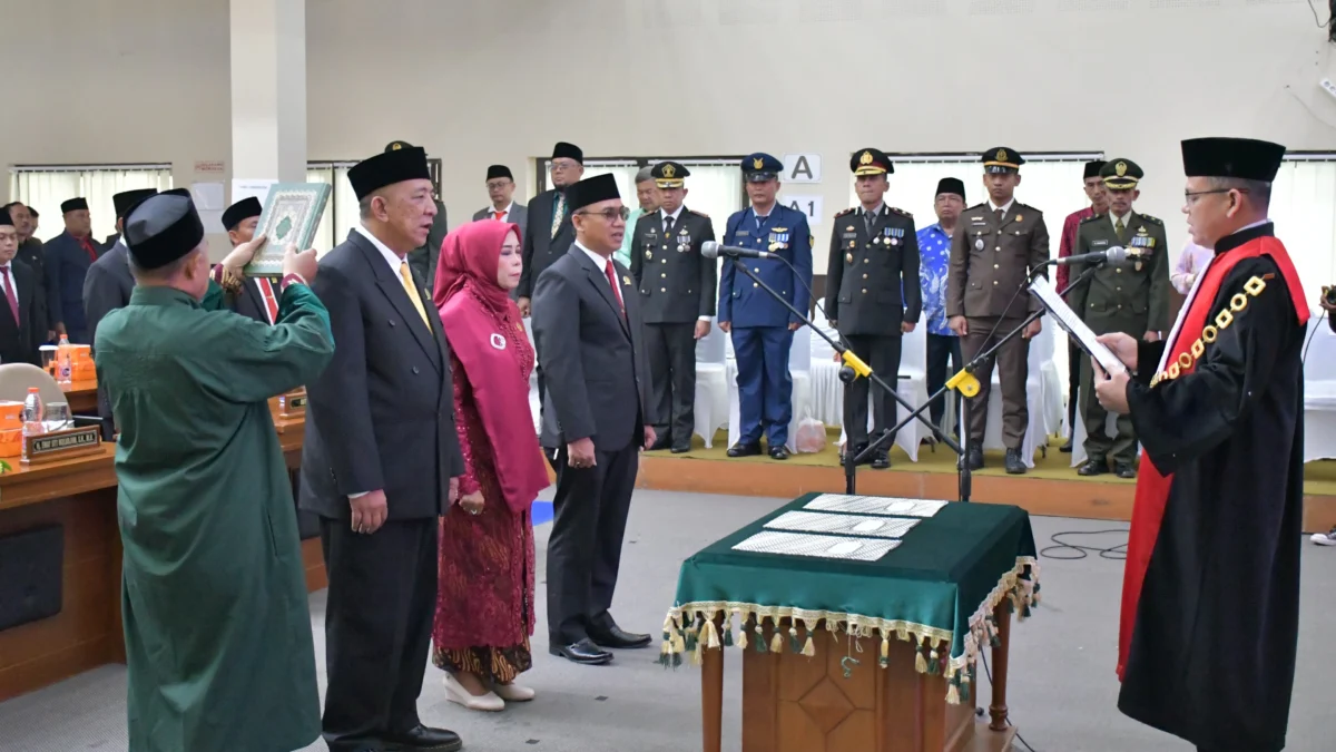 Tiga unsur pimpinan DPRD Kota Banjar disumpah jabatan dalam paripurna yang digelar di Kamis 10 Oktober 2024. (Istimewa)