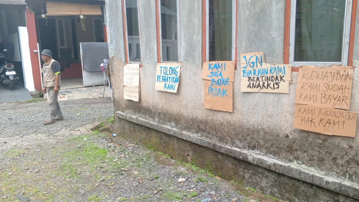 Kondisi Jalan Tidak Diperbaiki, Warga Perum Graha Persada Gelar Aksi Warga Perum Graha Persada di Sindangkasih Kabupaten Ciamis Jawa Barat menggelar aksi protes atas fasilitas umum yang rusak dan tidak dirawat oleh Pemkab Ciamis. (Cecep Herdi/Jabar Ekspres)