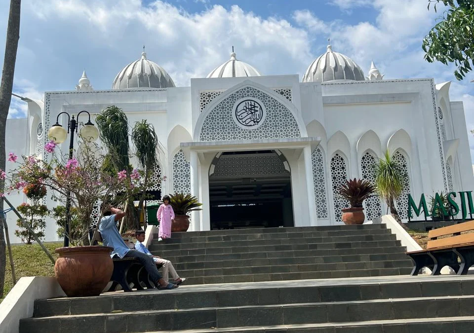 Kabupaten Purwakarta Miliki Wisata Religi Unik di Atas Tebing Kabupaten Purwakarta Miliki Wisata Religi Unik di Atas Tebing