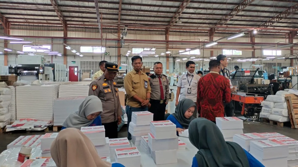 Polresta Bandung Pastikan Keamanan Surat Suara Pilkada Serentak 2024 Dalam rangka memastikan kelancaran Pilkada serentak 2024, Polresta Bandung bersama KPU Kabupaten Bandung dan Bawaslu melaksanakan monitoring produksi surat suara di Jalan Rancaekek, Sawah Dadap, Kecamatan Cimanggung, Kabupaten Sumedang, Kamis (10/10). Foto Istimewa