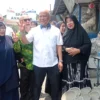 Cawagub Jabar nomor urut 3, Ilham Akbar Habibie saat menyambangi kawasan sentra pengrajin batu alam, kayu, dan kuliner di Pamucatan, Kecamatan Cipatat, Bandung Barat. Jumat (11/10). Dok Jabar Ekspres