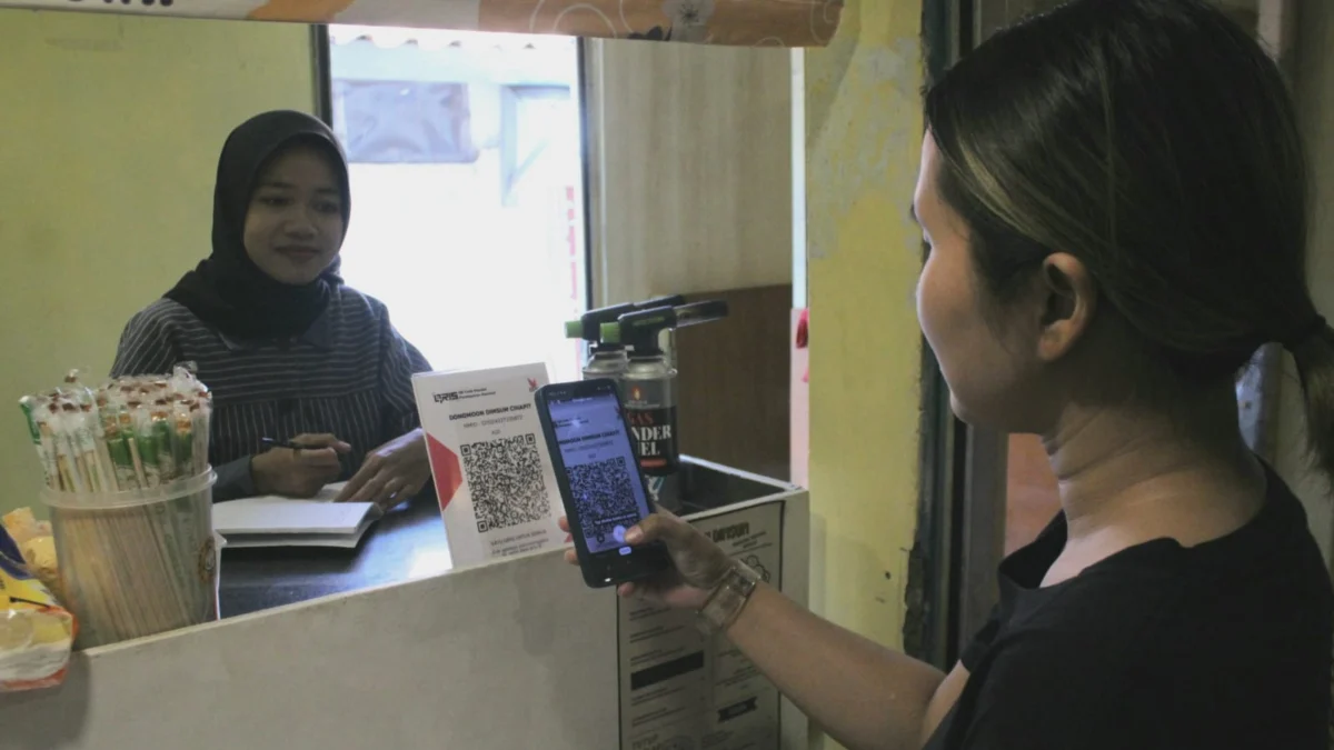 Pasar Cihapit Kota Bandung, Bertransformasi jadi Pasar Digital Salah satu pembeli saat membayar memanfaatkan QRIS di Pasar Cihapit Kota Bandung, Jumat (11/10).