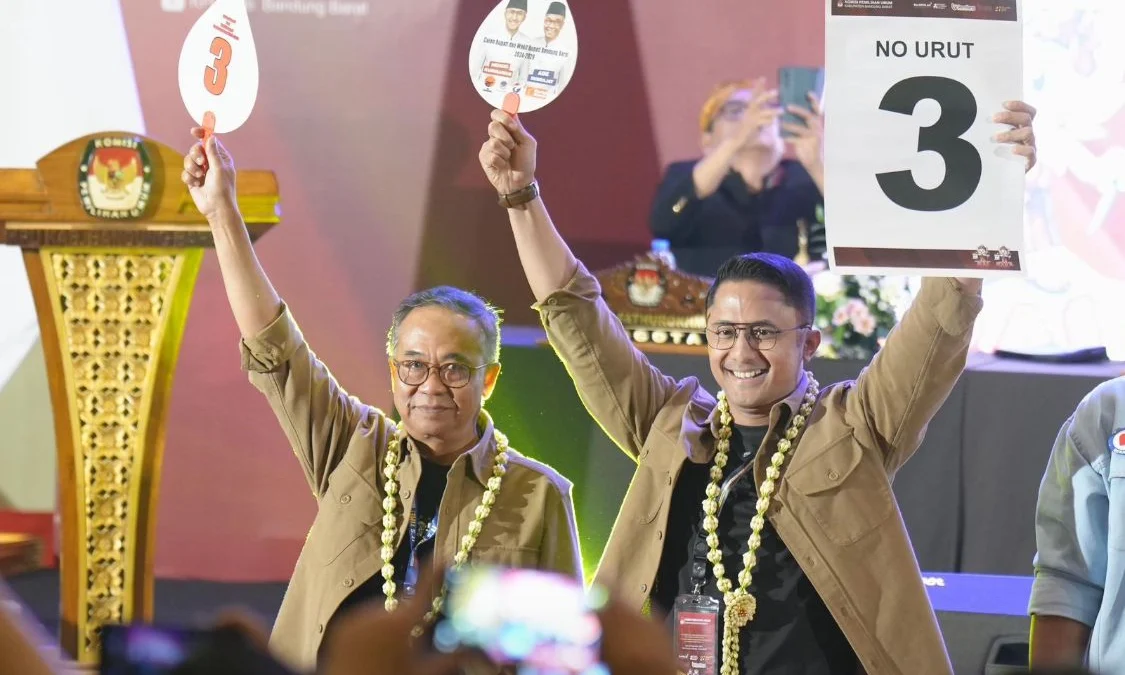 Berantas Bank Emok, Hengky Kurniawan Berkomitmen Bakal Hadirkan Program Pinjaman Tanpa Bunga Pasangan bupati dan wakil bupati Bandung Barat nomor urut 3, Hengky Kurniawan dan Ade Sudarajat. Dok Jabar Ekspres