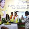 Fetty Anggraenidini saat menggelar tasyakuran bersama ribuan relawan Besty, Sabtu (12/10). (Yudha Prananda / Jabar Ekspres)