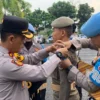 Wakapolres Banjar Kompol Dani Prasetya menyematkan pita tanda dimulainya Operasi Zebra Lodaya di Mapolres Banjar, Senin 14 Oktober 2024. (Cecep Herdi/Jabar Ekspres)