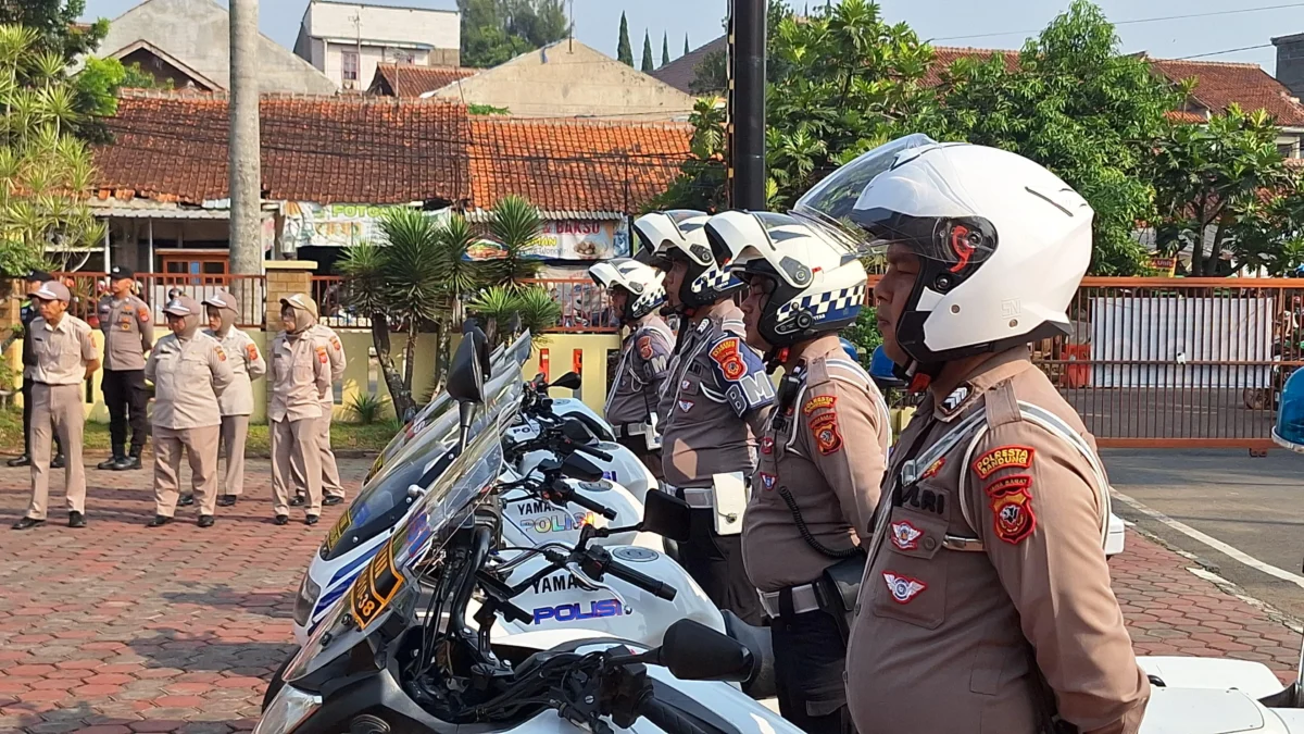 Operasi Zebra 2024, Polresta Bandung Fokus pada Keselamatan dan Ketertiban Lalu Lintas Kepolisian Resor Kota (Polresta) Bandung menggelar apel pasukan sebagai tanda dimulainya Operasi Zebra, yang akan berlangsung mulai 14 hingga 27 Oktober 2024. Foto Agi