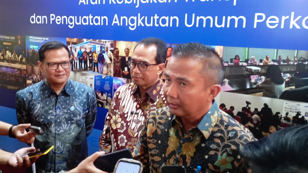 Upaya Kemenhub Tolong Transportasi Publik di Bandung Raya Dok. Menhub Budi Karya Sumadi (tengah) dan Pj Gubernur Jabar Bey Machmudin (kanan). Senin (14/10). Foto. Sandi Nugraha.