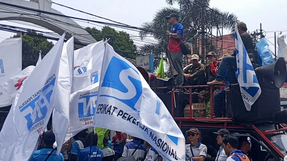 Ribuan Buruh Geruduk Kantor DPRD Bandung Barat, ini 5 Tuntutannya Ribuan buruh menggelar aksi unjuk rasa di depan kantor DPRD Bandung Barat. Senin (14/10). Dok Jabar Ekspres