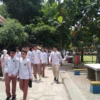 Sejumlah siswa SMP-SMA Yayasan Pendidikan Al Masoem yang berlokasi di wilayah Kecamatan Jatinangor, Kabupaten Sumedag tengah beraktivitas di jam istirahat sekolah. (Yanuar/Jabar Ekspres)