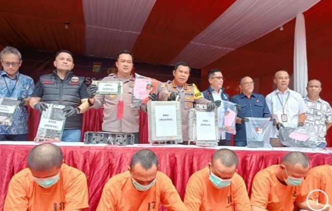 Kasus Pencurian BTS Provider, Polisi Ungkap Kerugian Capai Rp120 Miliar Kepolisian bersama 5 tersangka komplotan aksi pencurian modul stasiun pemancar provider komunikasi atau BTS di Jakarta Pusat. (Foto/ANTARA)