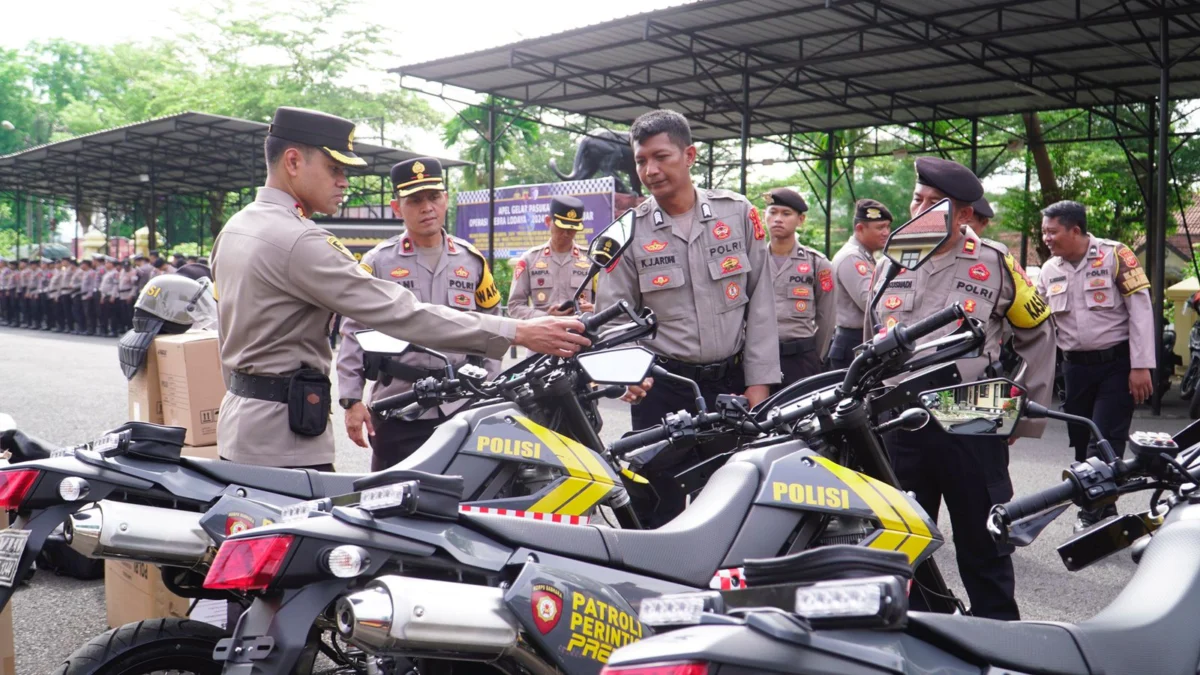 Samapta Terima Peralatan Baru dari Polda Jabar untuk Pengamanan Pilkada Serentak 2024 Kapolres Banjar AKBP Danny Yulianto mengecek peralatan yang diberikan Polda Jabar untuk pengamana Pilkada setentak tahun 2024, di Mapolres Banjar, Selasa 15 Oktober 2024. (Cecep Herdi/Jabar Ekspres)