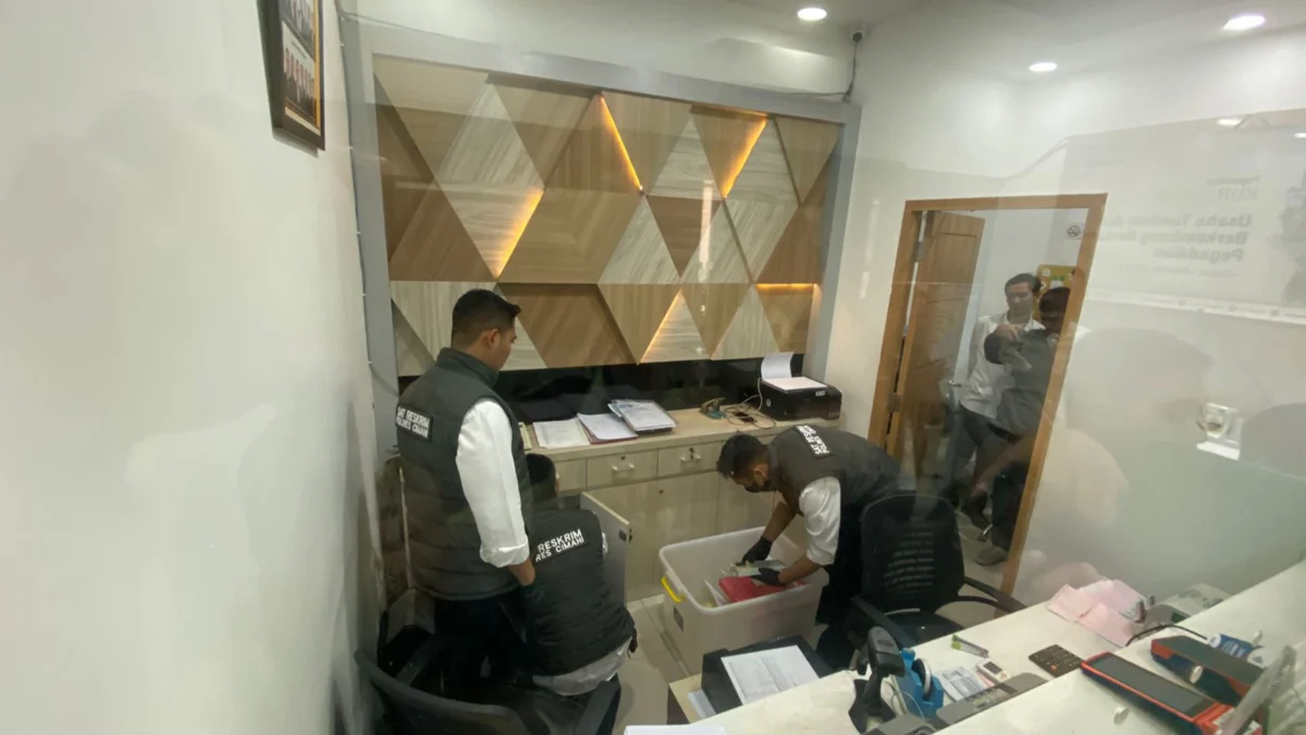 Tipidkor Polres Cimahi Tetapkan Mantan Kepala UPC Pegadaian di KBB Sebagai Tersangka Tipidkor Polres Cimahi saat menggeledah Unit Pelayanan Cabang (UPC) Batujajar PT Pegadaian (Persero) di Batujajar, Bandung Barat. Senin (14/10). Dok Humas Polres Cimahi