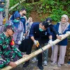 Pj Wali Kota Bogor, Hery Antasari bersama jajaran saat memotong paralon dalam program Kanton Lober. (Foto: Diskominfo Kota Bogor)