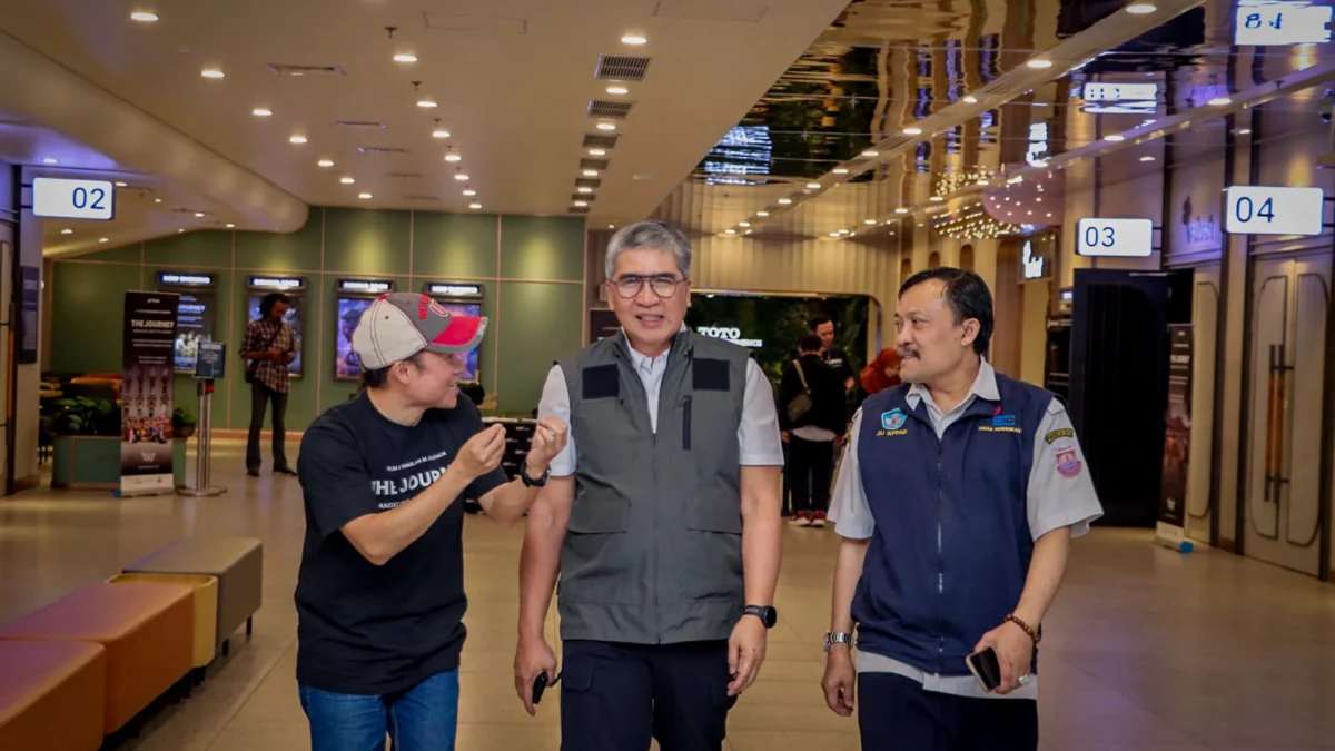 Pendidikan Karakter Lewat Ekspresi Diri, Pj Wali Kota Cimahi Rencanakan Pembangunan Bioskop hingga Gedung Seni Pj Wali Kota Cimahi, Dicky Saromi saat Memasuki CGV Paris Van Java, Bersama Sutradara sekaligus Produser Film The Journey: Angklung Goes to Europe (Mong / Jabar Ekspres)