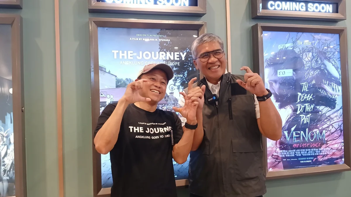 Pj Wali Kota Cimahi Tekankan Pentingnya Pendidikan Karakter untuk Siswa Melalui Seni Pj Wali Kota Cimahi, Dicky Saromi bersama Produser, Sutradara Sekaligus Editor Film Dokumenter The Journey Angklung Goes to Europe, Maulana M. Syuhada (MONG)
