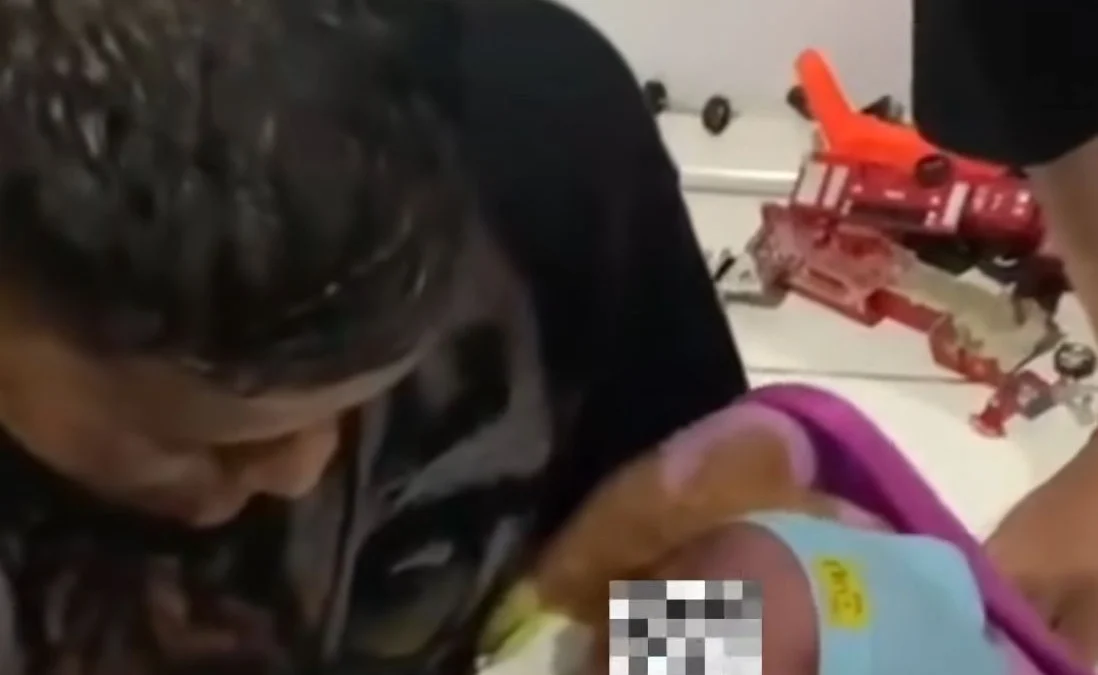 Warga Selacau Bandung Barat Digegerkan Penemuan Bayi Laki-laki Warga Desa Selacau, Bandung Barat digegerkan dengan penemuan bayi dalam tas ransel. Dok tangkapan layar video viral