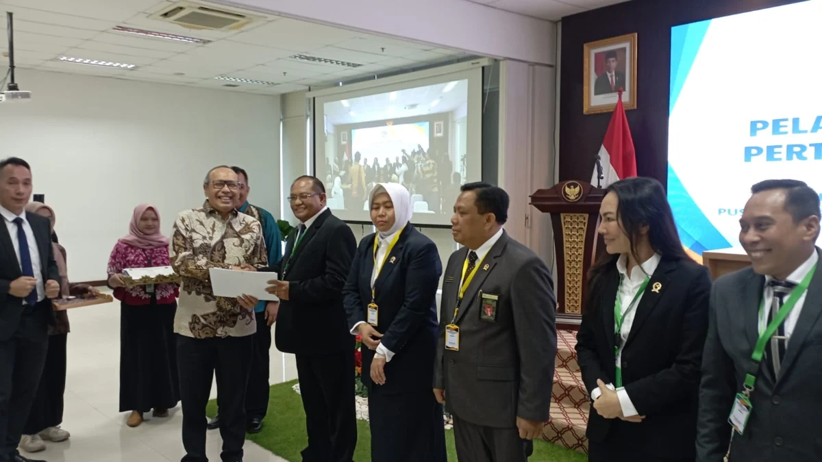 78 Hakim Diberi Sertifikasi Hakim Agraria, Upaya Memperkuat Keadilan dan Penyelesaian Kasus Pertanahan Pemberian sertifikasi Hakim Agraria. Foto : Sandika Fadilah /Jabarekspres.com