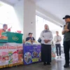 Pj Wali Kota Cimahi, Dicky Saromi dan Kadispangtan Cimahi, Tita Maryam saat Meninjau Gerakan Pangan Murah di Pemkot Cimahi (mong)