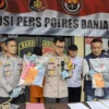 Kapolres Banjar AKBP Danny Yulianto menujukkan barang bukti pakaian milik korban asusila saat konferensi pers di Mapolres Banjar, Kamis 17 Oktober 2024. (Cecep Herdi/Jabar Ekspres)
