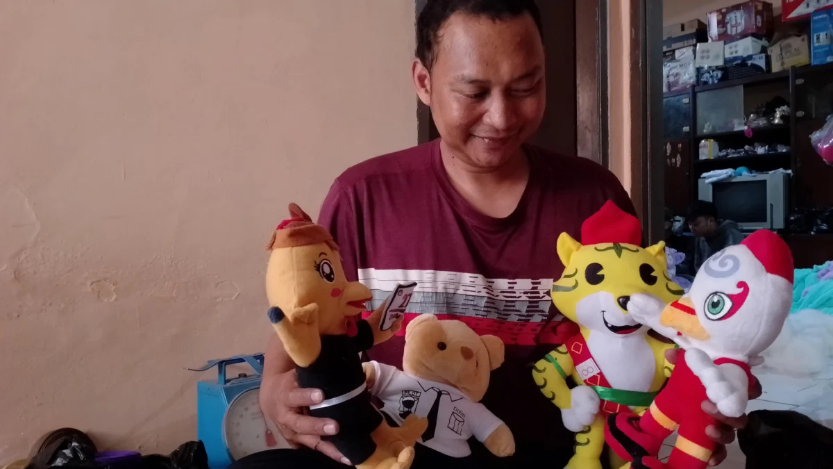 Cerita Roby, Pengrajin Boneka dari Margahayu yang Terus Bertahan di Tengah Gempuran Produk Impor. Foto Agi
