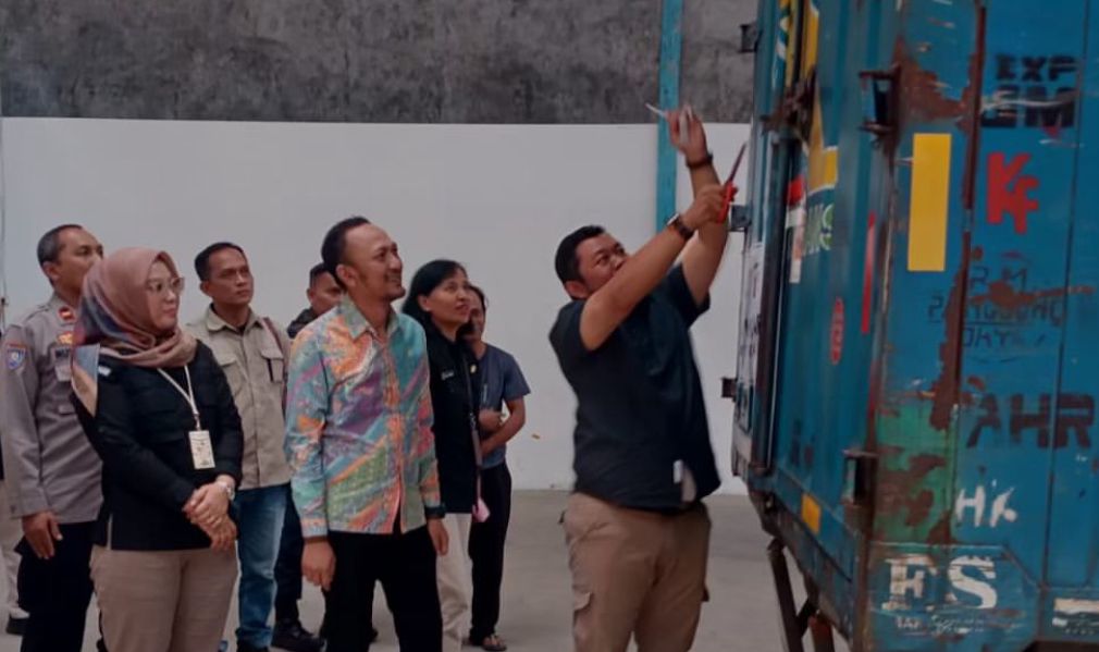 KPU Kembali Terima Logistik Surat Suara Pilbup Bandung Barat KPU Bandung Barat kembali terima logistik surat suara di Gudang Logistik Padalarang, KBB. Kamis (17/10). Dok KPU KBB