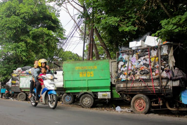 Sorot Pengelolaan Sampah Pihak Swasta, Pemkot Bandung: Terutama Sektor Komersial Kondisi penumpukan sampah tempat pembuangan sementara (TPS). Motor pengangkut sampah tampak berjejer di kawasan TPS Panyileukan, Kota Bandung.